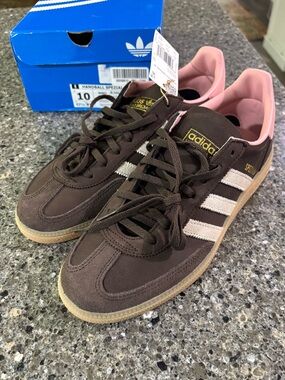 Adidas Handball Spezial in 'Dark Brown / Alumina / Wonder Mauve'